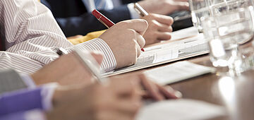 Seminar-Teilnehmer/-innen machen sich Aufzeichnungen.